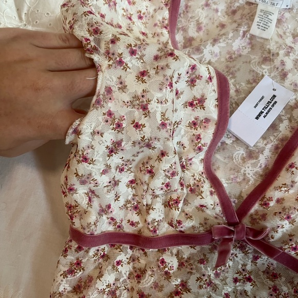 FULL TILT Printed Lace Womens V-Neck Top - Picture 4 of 4